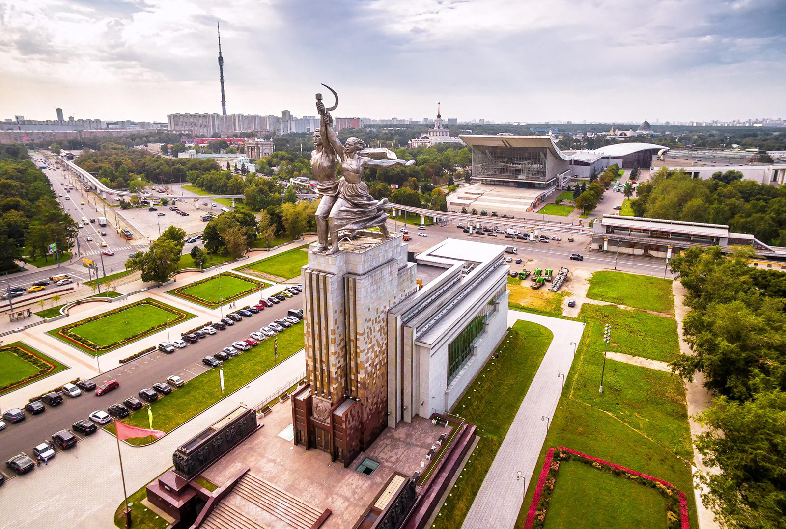 «Рабочий и колхозница» (монумент и павильон) на ВДНХ в Москве