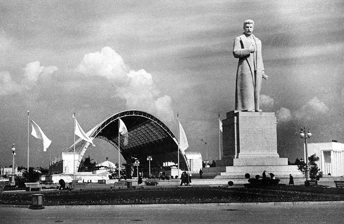 Памятник И. В. Сталину на ВДНХ в Москве, 1939 год