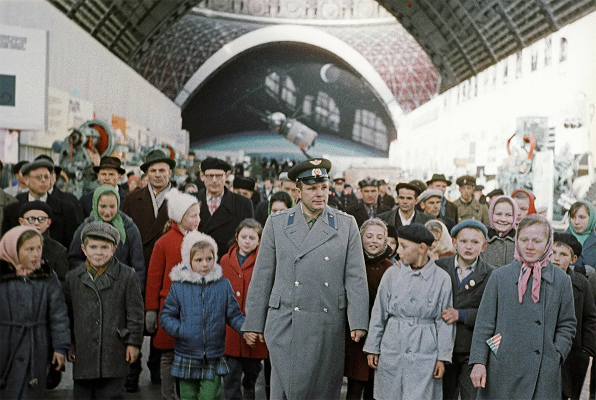 Лётчик-космонавт СССР Юрий Гагарин с дочкой Леной в павильоне «Машиностроение», фото 1965 года