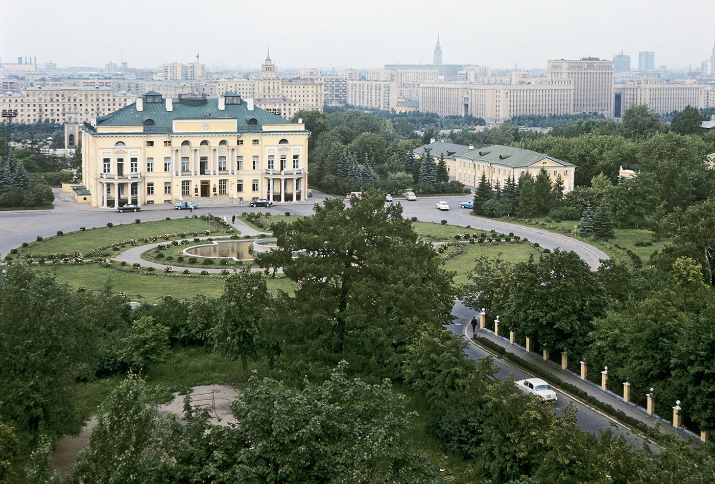 Александринский дворец в Нескучном Саду в Москве
