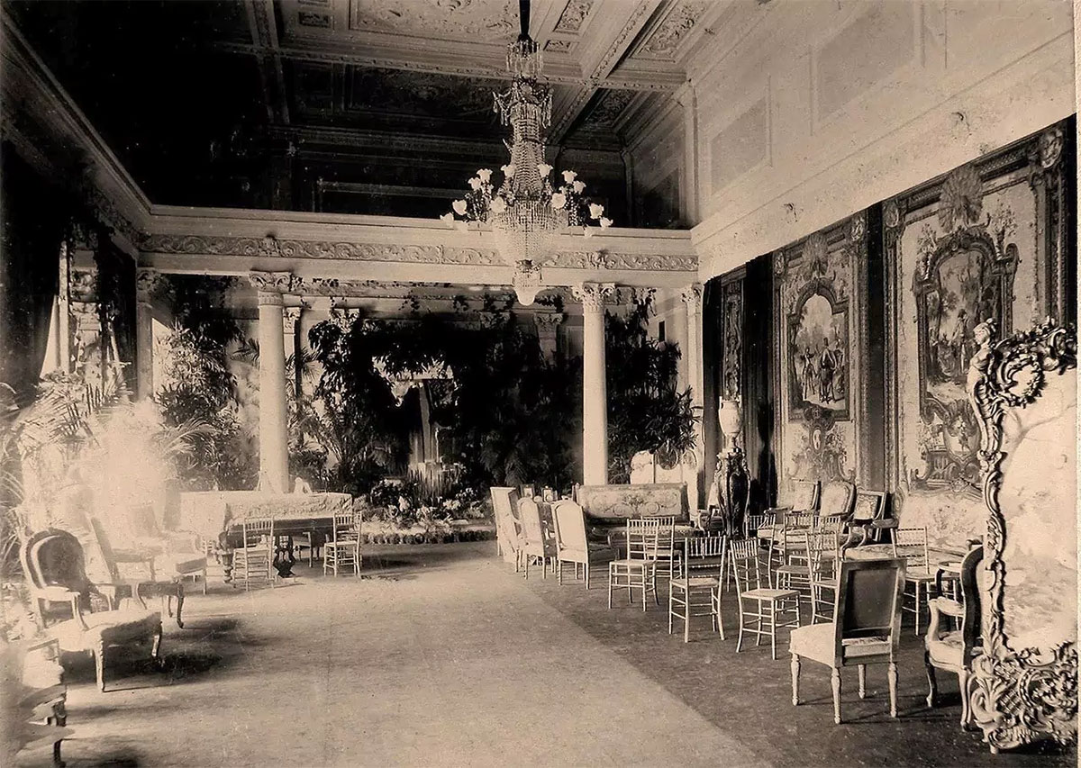 Интерьер одного из залов Александринского дворца в Москве, 1896 год