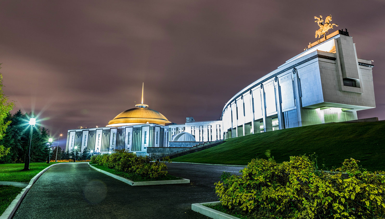 Главное здание музея Победы в Москве вечером