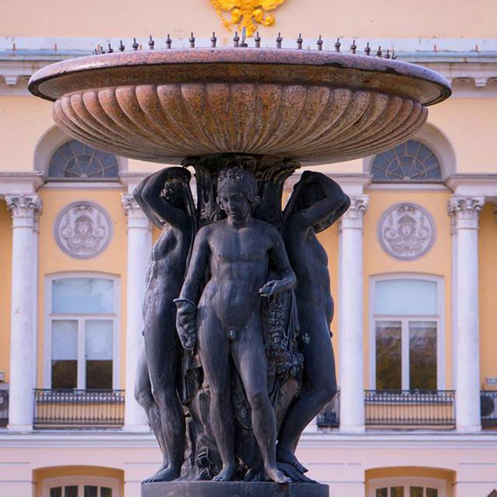 Фонтан Ивана Витали перед Александринским дворцом в Нескучном саду в Москве