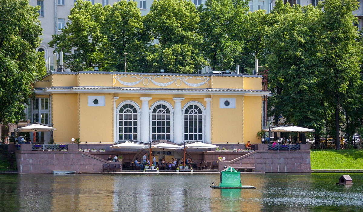 Исторический павильон на Патриарших прудах в Москве