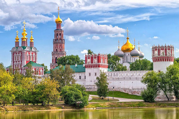 Новодевичье кладбище и монастырь в Москве