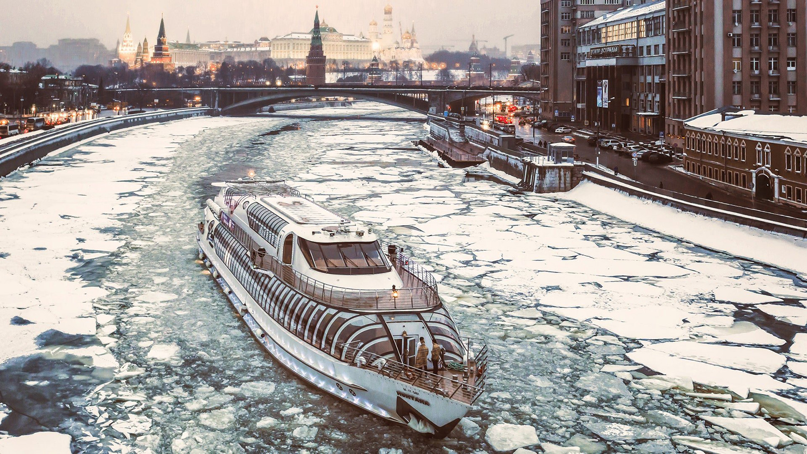 Зимний круиз по Москве-реке на яхтах Radisson