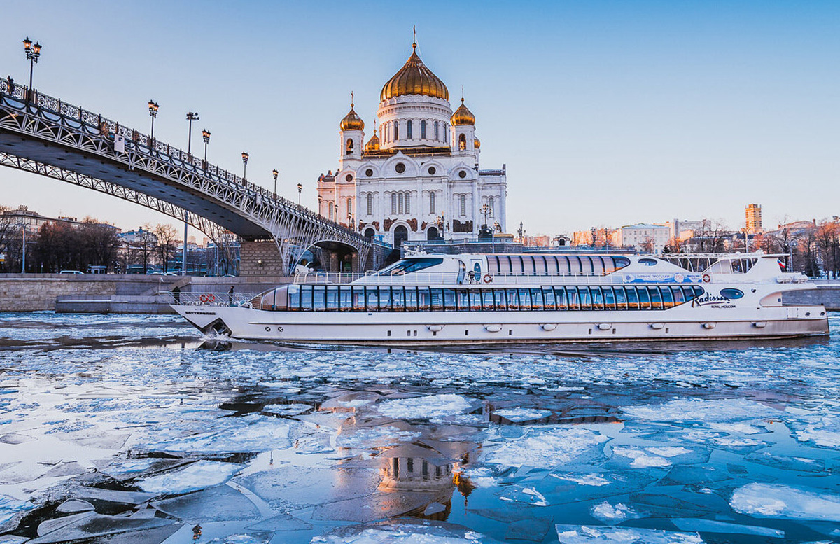 Ледокол флотилии Рэдиссон в Москве зимой