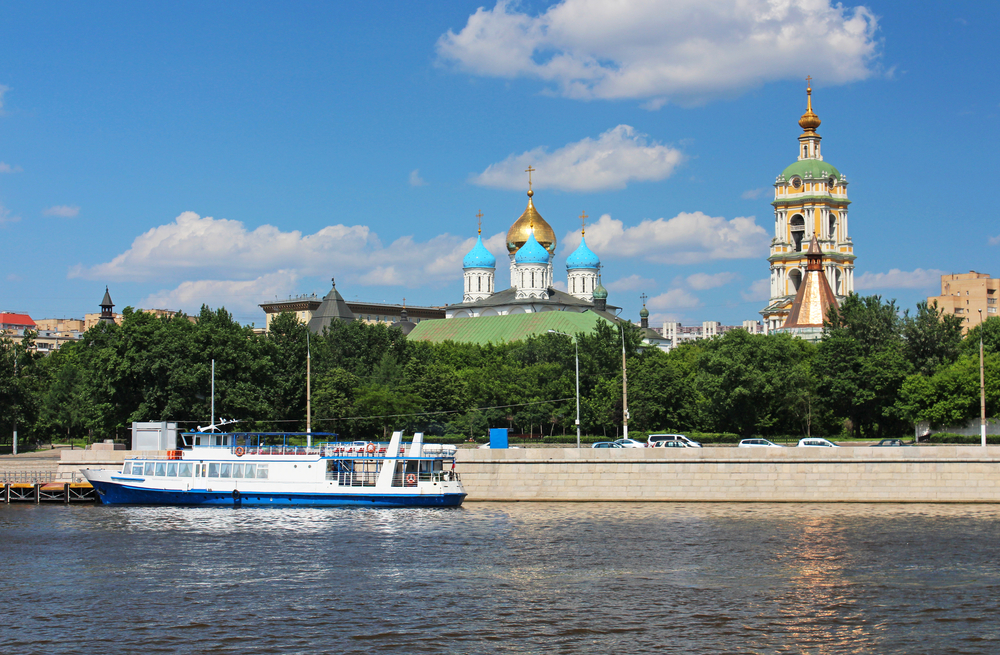 Moscow,,Novospasskiy,Monastery,And,Cruise,Boat,On,Moscow,River