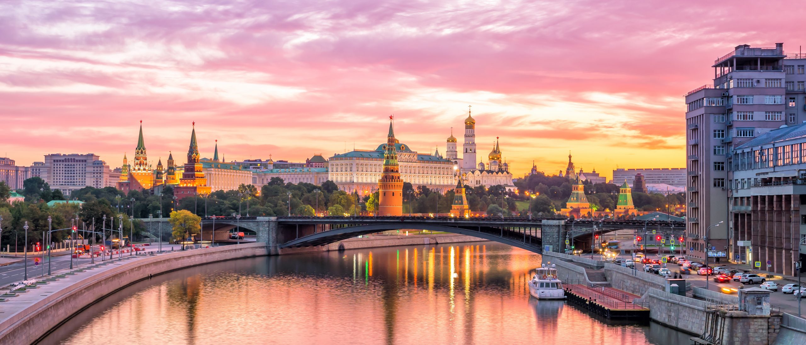 Moscow,Kremlin,And,River,In,Morning,,Russia