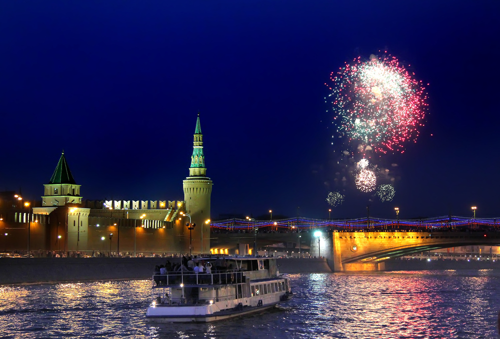 Firework,Over,Kremlin,And,Moskva,River,In,Moscow,,Russia