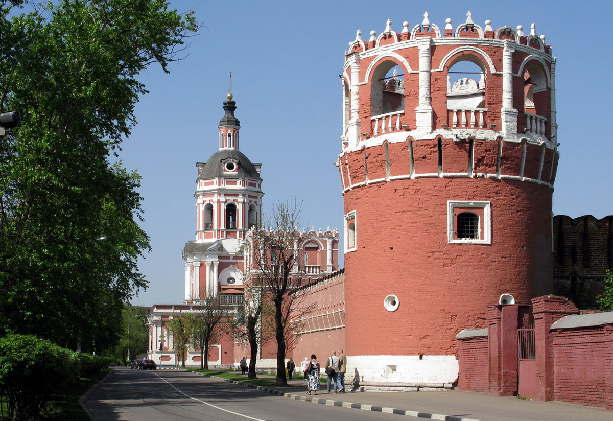 Башни и стены Донского монастыря в Москве