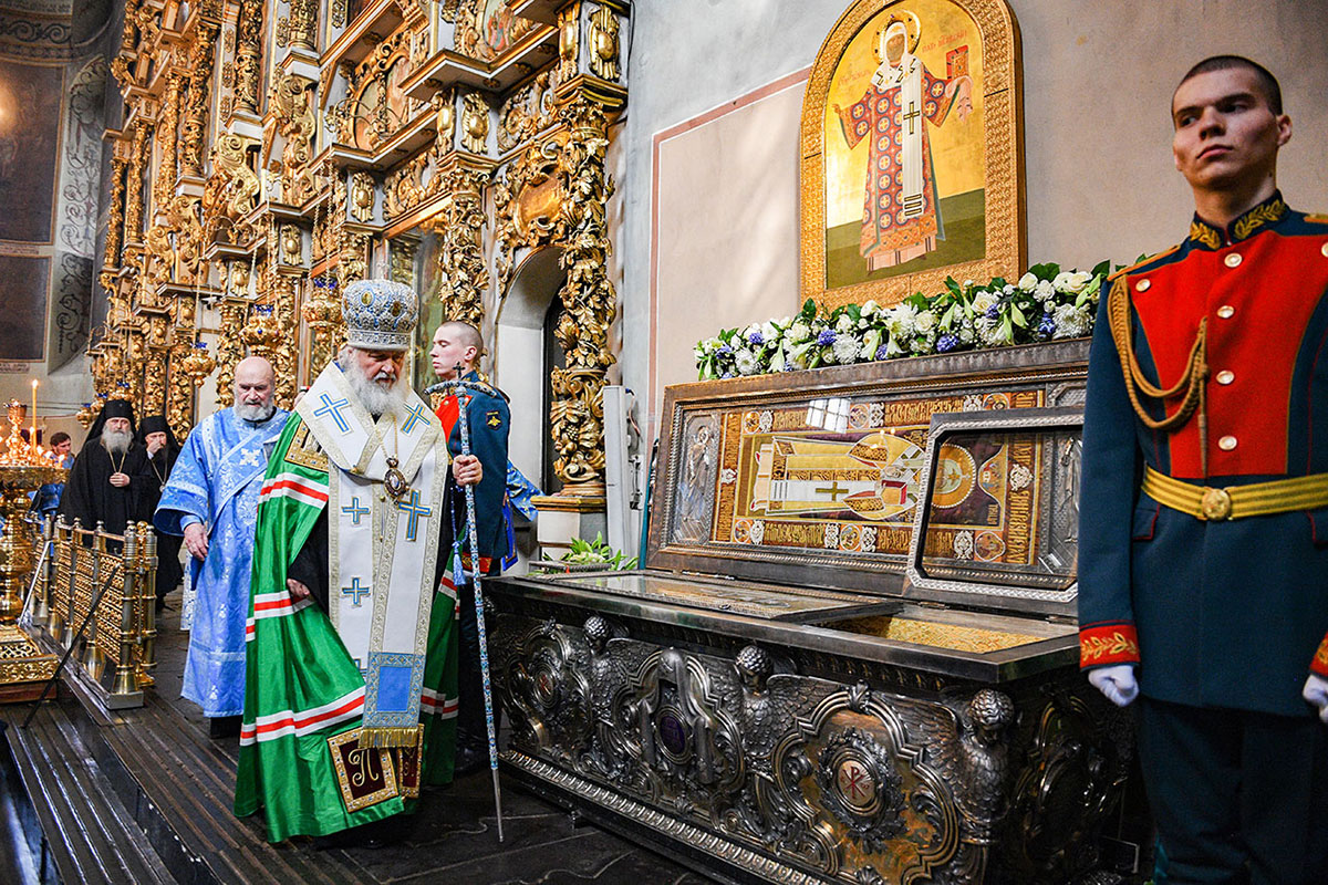Серебряная рака в Большом соборе Донского монастыря с мощами святителя Тихона, Патриарха Всероссийского