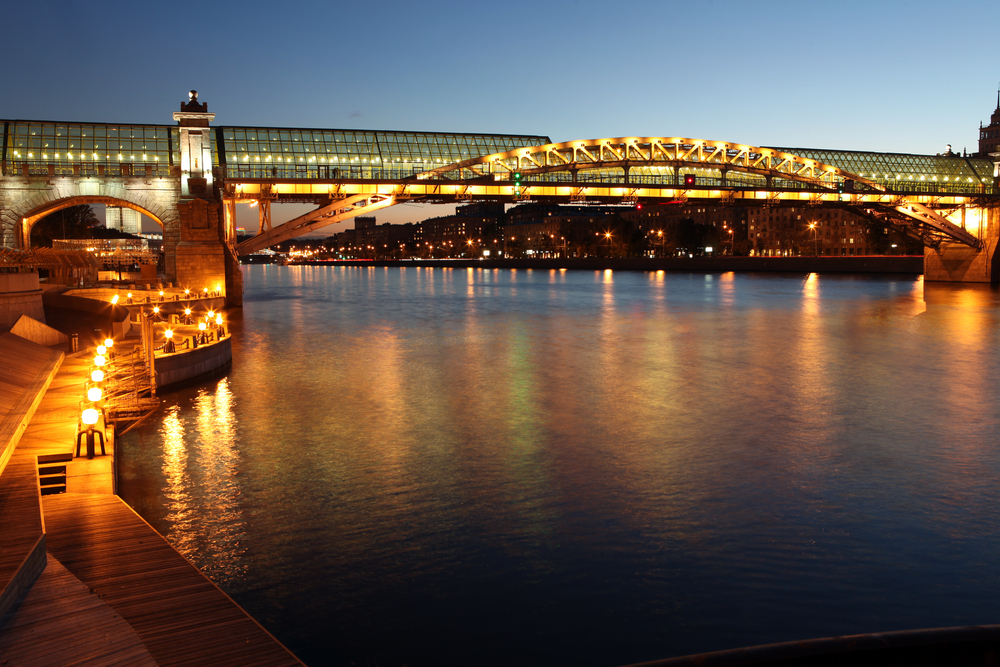 Andreyevsky,(pushkinsky),Bridge,(left,Side),Across,Moskva,River,,Located,Between