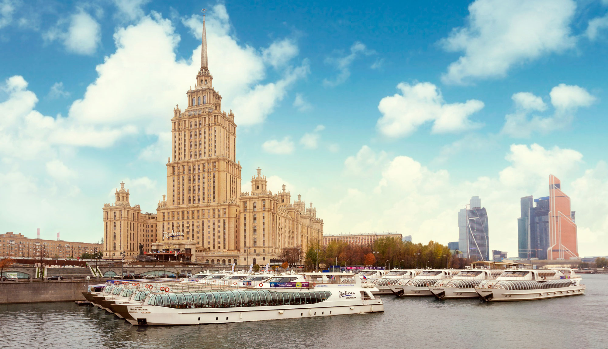 Теплоходы флотилии Рэдиссон Ройал в Москве