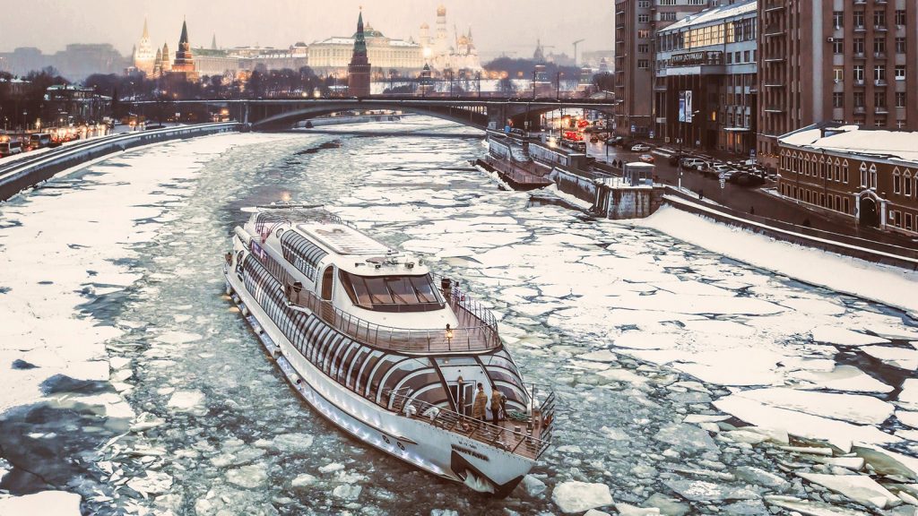 Теплоход флотилии Рэдиссон в Москве зимой