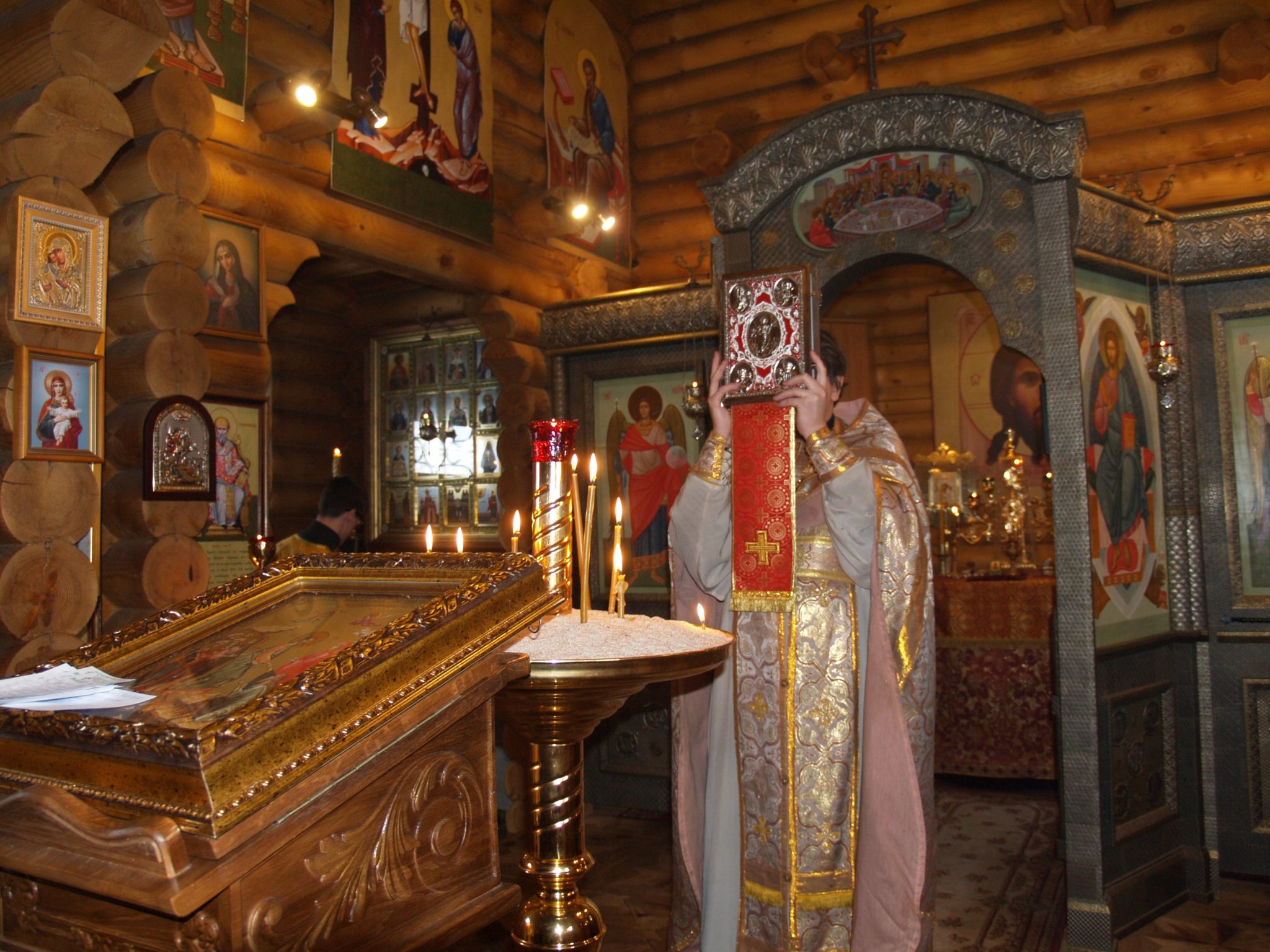 Богослужение в Крутицком подворье в Москве