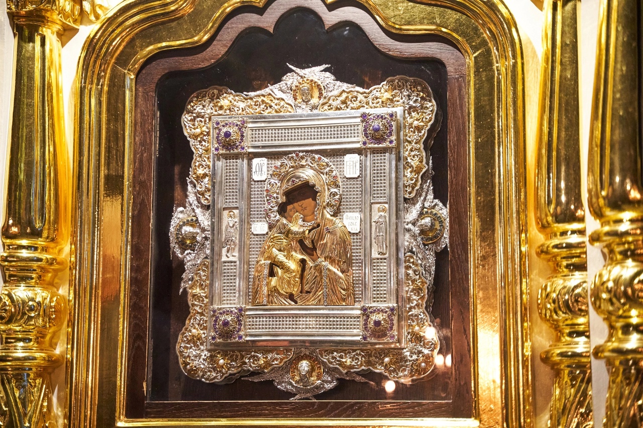 Феодоровская икона Божией Матери в Успенском соборе в Крутицком подворье в Москве