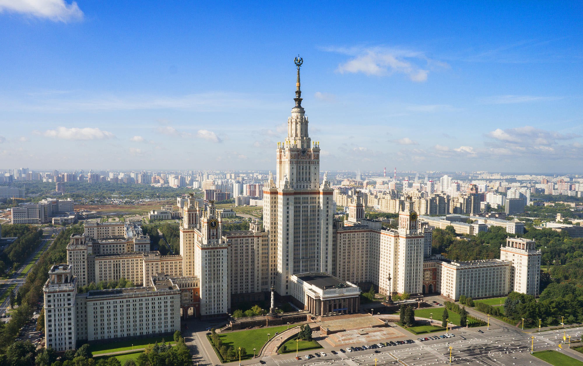 Главное здание МГУ на Воробьёвых горах в Москве