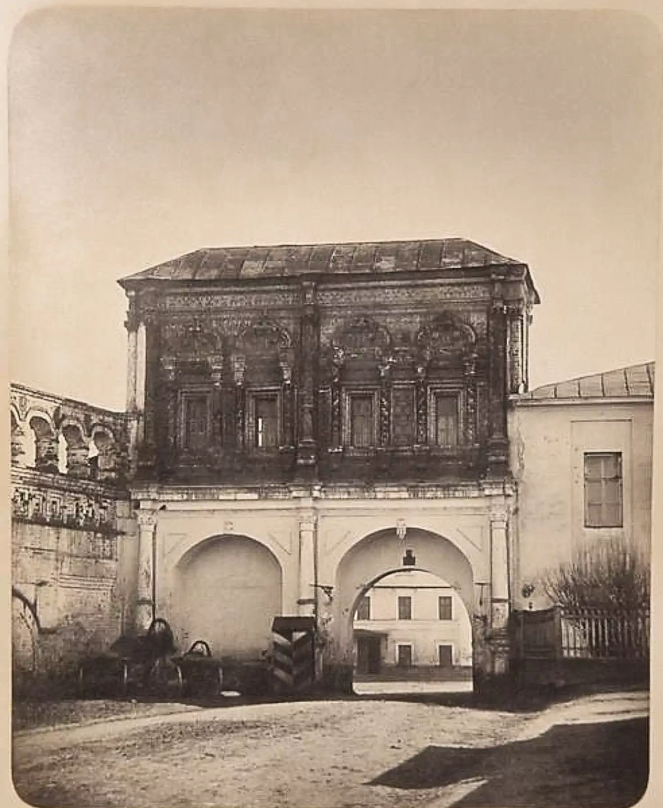 Вид на Крутицкие (Святые) ворота на Крутицком подворье в Москве, фотография И.Ф. Барщевского, 1860 год