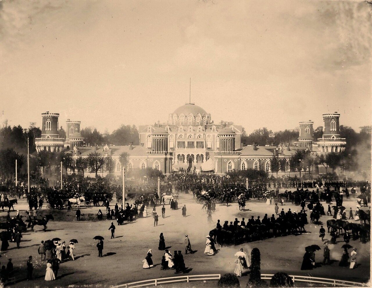 Горожане, военные и гражданские чины, гости, приглашённые на торжества коронации, на площади перед Петровским подъездным (путевым) дворцом, фотография неизвестного фотографа, 1896 год