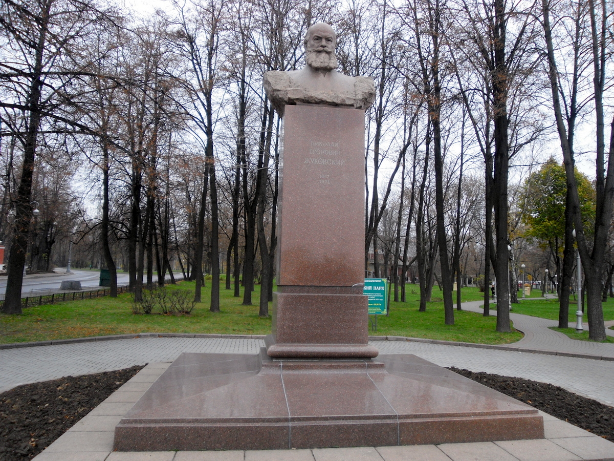Памятник Жуковскому в Москве
