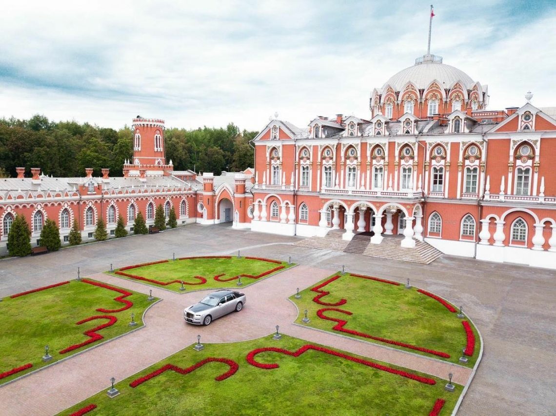 Петровский путевой дворец парк