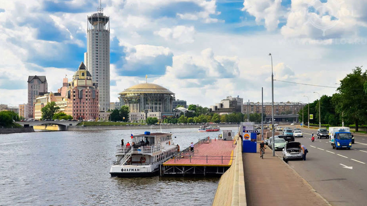 Прогулка по москве реке от новоспасского. Причал Новоспасский мост. Новоспасский причал Москва. Новоспасский мост Москва. Новоспасская набережная Москва.