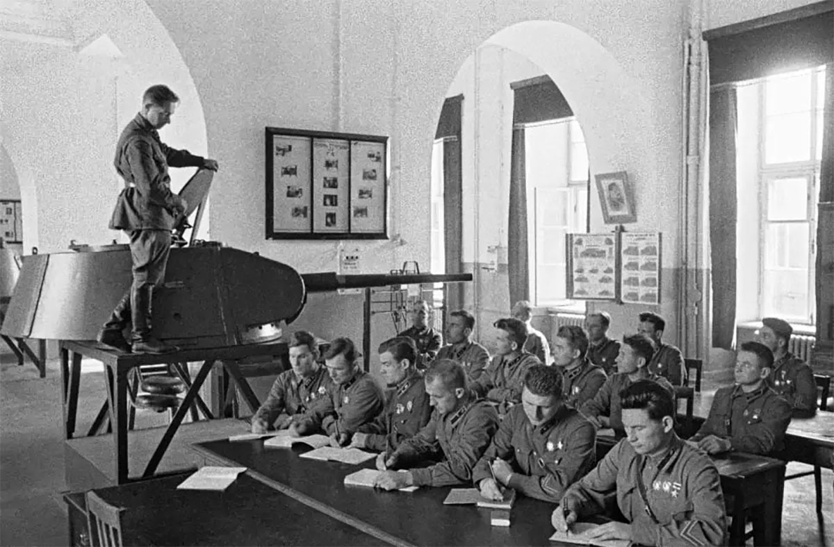 Военная академия механизации и моторизации РККА имени И.В. Сталина в Екатерининском дворце в Москве, фотография 1941 года