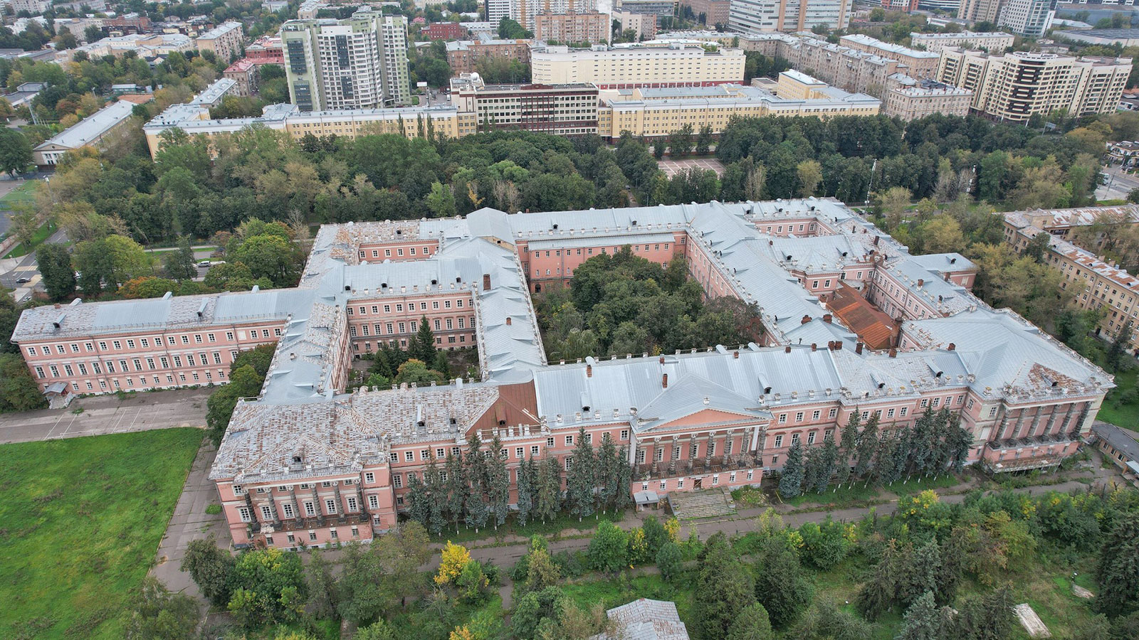Екатерининский дворец в Москве и парк