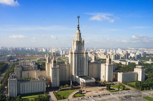 Смотровая площадка главного здания МГУ в Москве