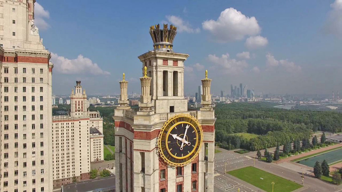 Смотровая площадка на башне с часами главного здания МГУ в Москве