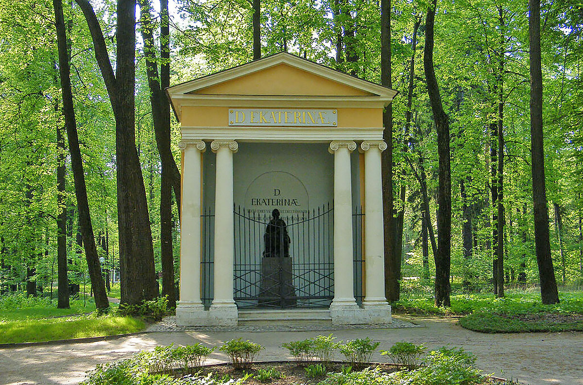 Храм-памятник Екатерине II в усадьбе «Архангельское»