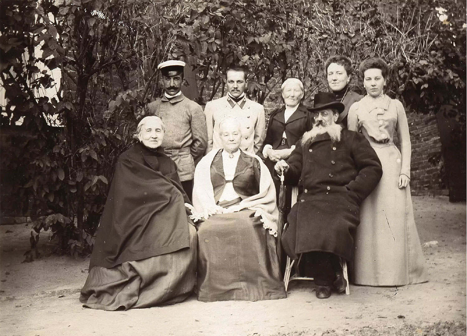 Семья Тютчевых в своей усадьбе в Муранове, 1901 год