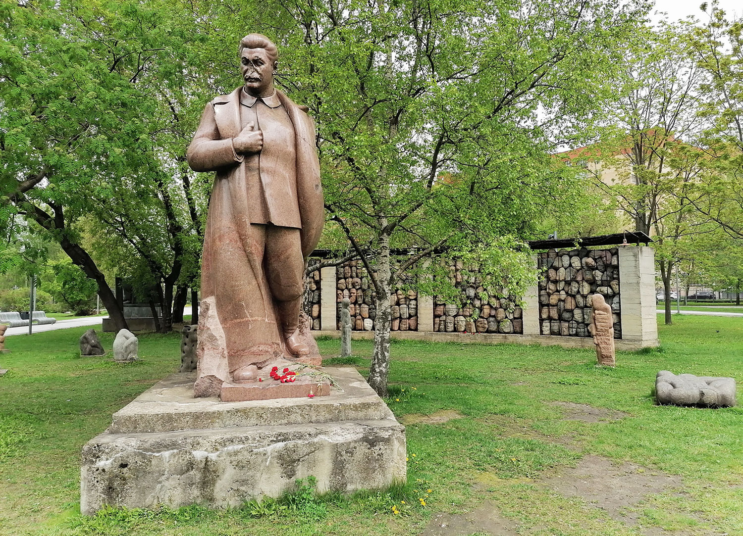 Памятник Иосифу Сталину и композиция «Жертвы репрессий» на заднем фоне в парке Музеон в Москве