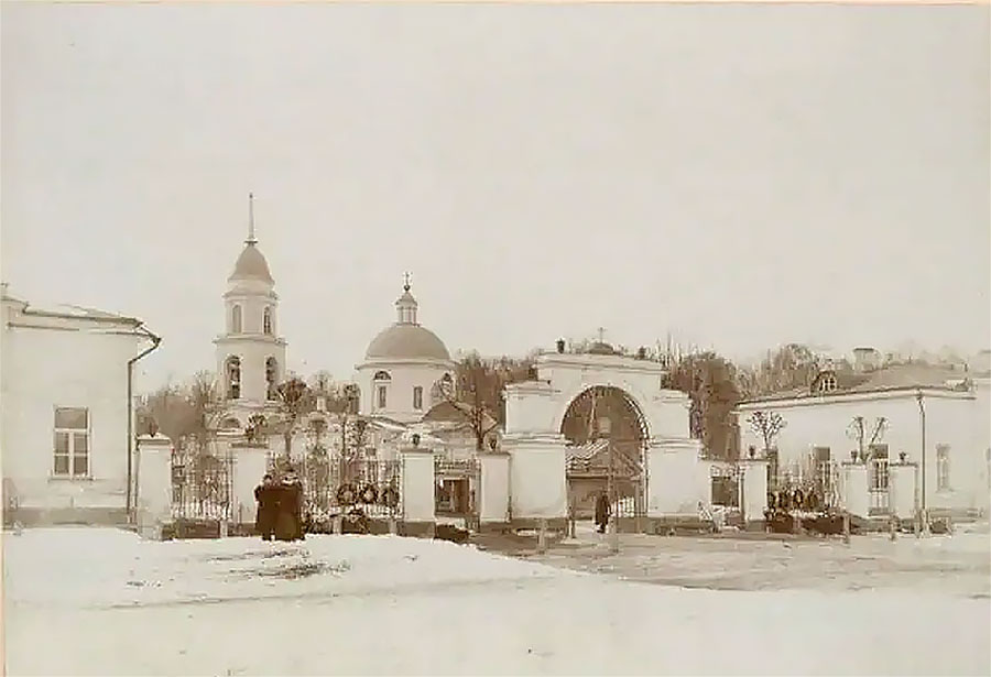 Ваганьковское кладбище. Вид на въездные ворота и церковь Сошествия св. Духа, 1910 год