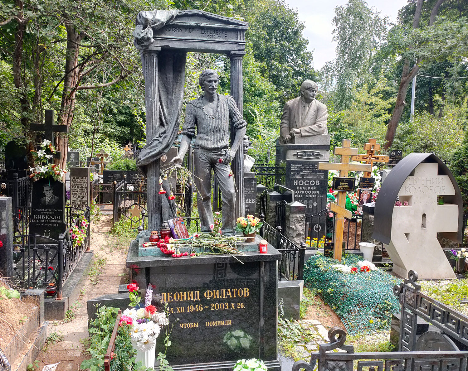 Могила Леонида Филатова на Ваганьковском кладбище
