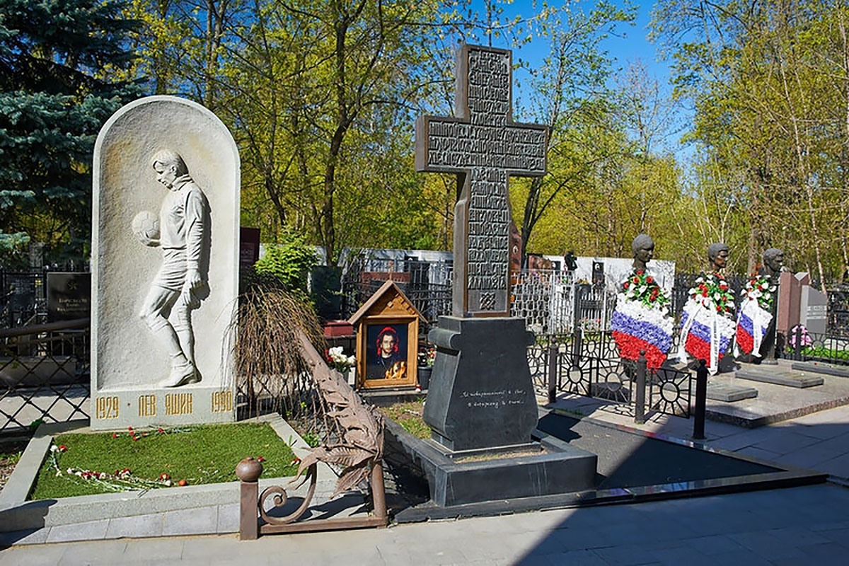 Могила Льва Яшина и Игоря Талькова на Ваганьковском кладбище