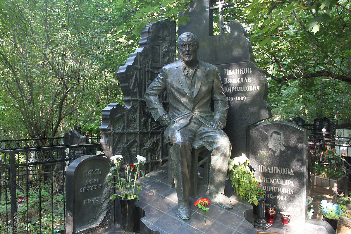 Могила Вячеслава Иванькова (Япончик) на Ваганьковском кладбище