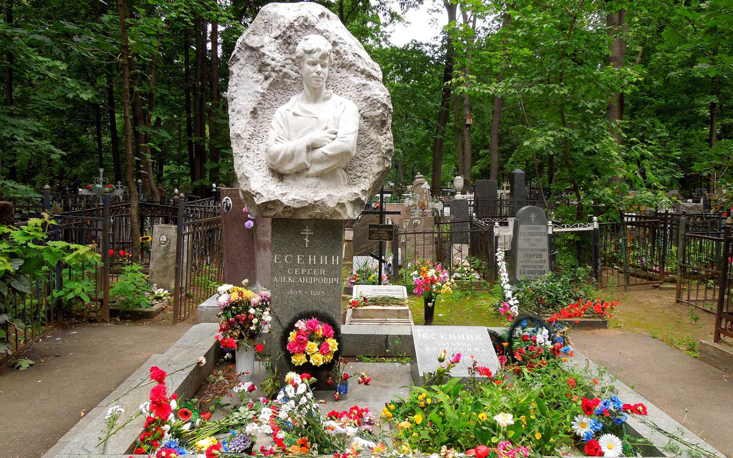 Памятник Есенину на Ваганьковском кладбище в Москве