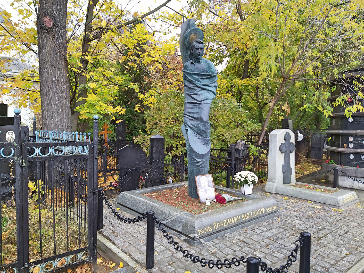Могила Высоцкого на Ваганьковском кладбище
