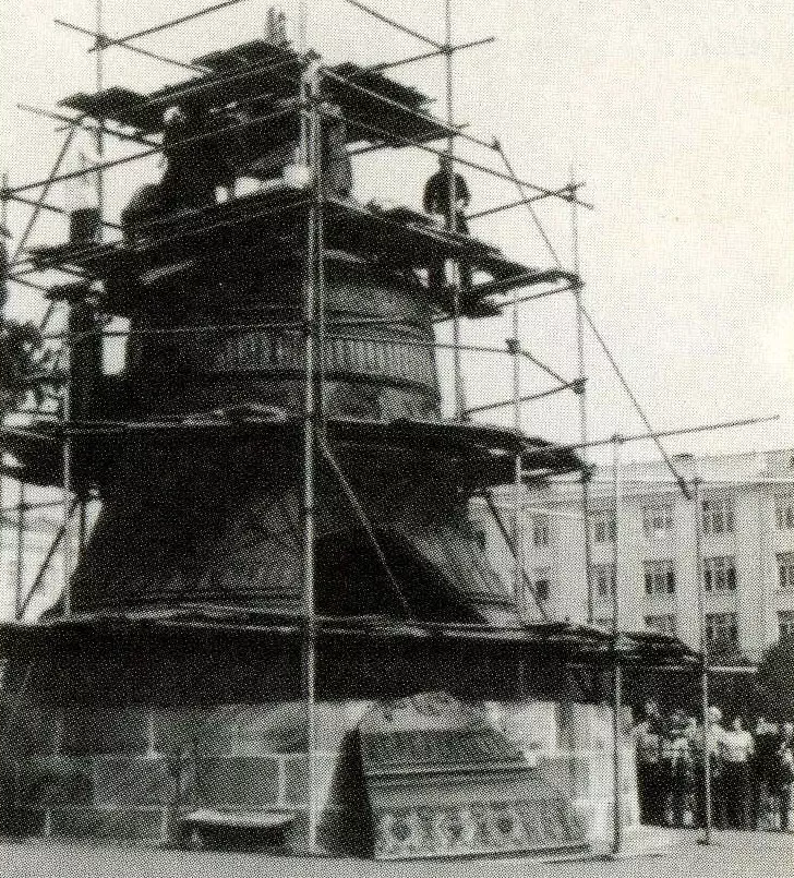 Царь-колокол в процессе реставрации, фотография из монографии М.Портнова, 1980 г.