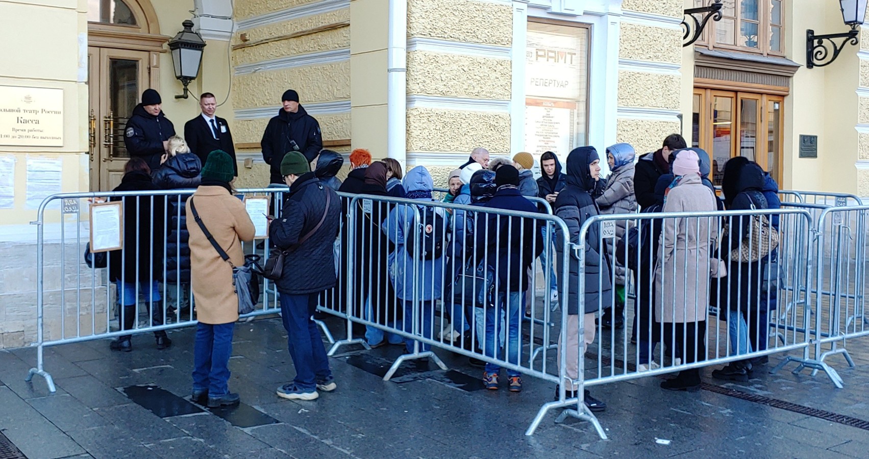 Очередь в кассу Большого театра