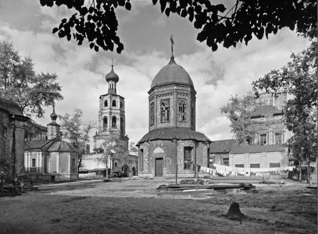 Высокопетровкий монастырь, фотография П. Клепиков из фотохроникм ТАСС, 1944 г.