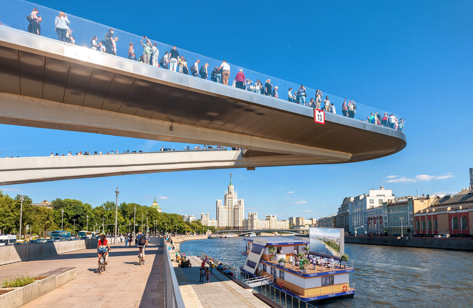 Стеклянный парящий мост в парке Зарядье в Москве