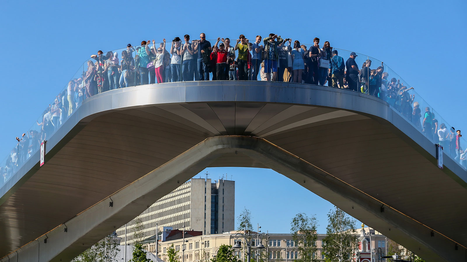 Смотровая площадка моста над Москвой-рекой в парке «Зарядье»