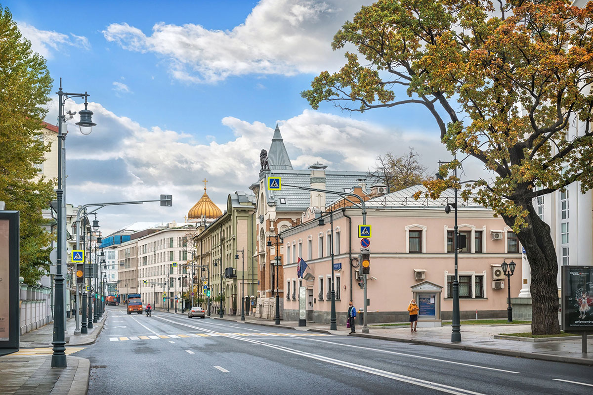 Улица Остоженка в Москве