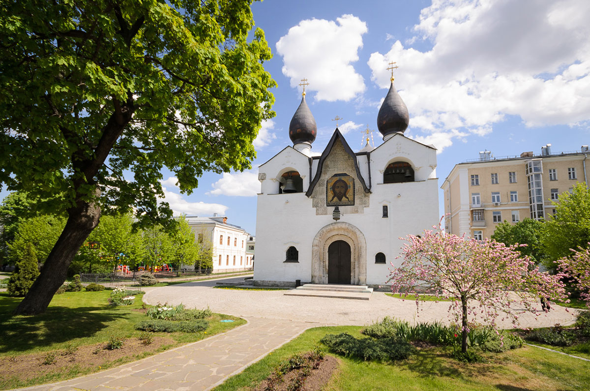 Дворик Марфо-Мариинской обители в Москве
