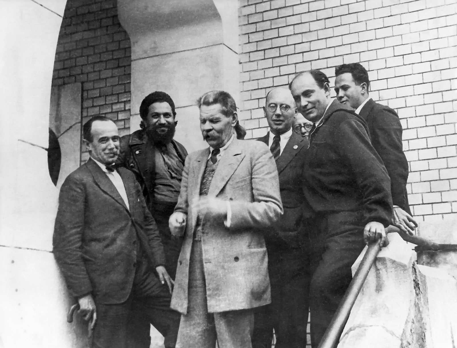 Максим Горький, Иоганнес Бехер, Джованни Джерманетто, Бела Иллеш на крыльце особняка Рябушинского, во время конференции Писателей в Москве в 1931 году