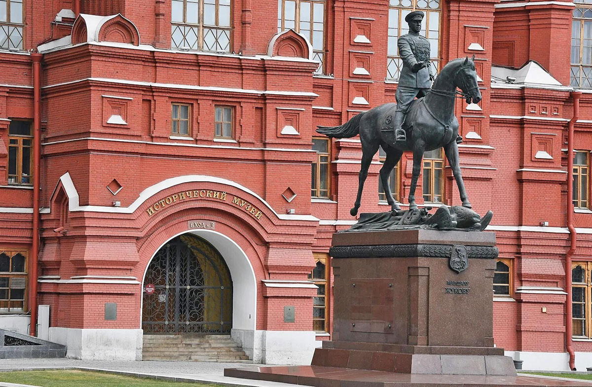 Памятник маршалу Жукову в Москве