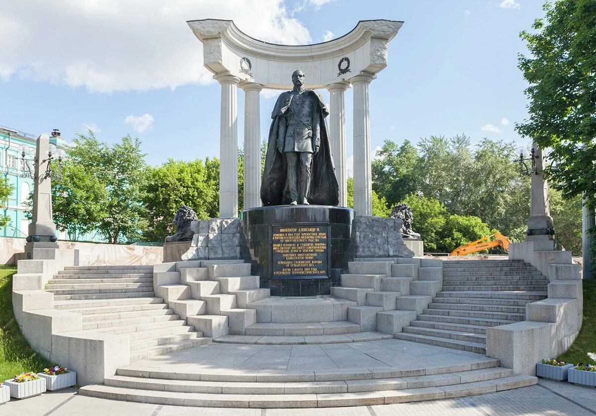 Памятник Александру II в центре Москвы